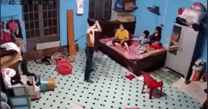 Phẫn nộ: Con trai dùng nạng đánh mẹ dã man vì không mượn được điện thoại-1