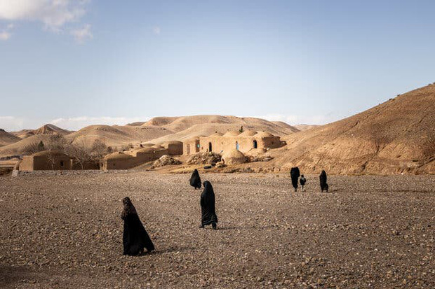 Chẳng có mặt trời rực rỡ nào cho phụ nữ Afghanistan: Nơi 1 cô gái rời khỏi nhà cha mẹ trong bộ cô dâu trắng, chỉ trở về nhà trong tấm khăn tang-4