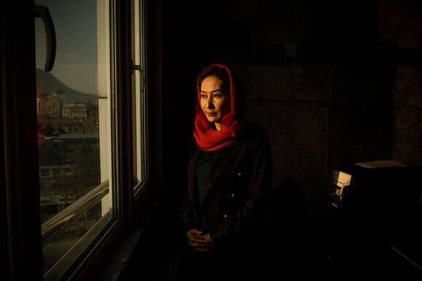 Con gái 2 tuổi bị bạn trai hành hạ đến chết, 2 năm sau mẹ xem camera tại nghĩa trang chôn cất con rồi bật khóc khi thấy cảnh này-7