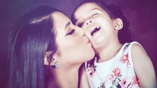 Con gái 2 tuổi bị bạn trai hành hạ đến chết, 2 năm sau mẹ xem camera tại nghĩa trang chôn cất con rồi bật khóc khi thấy cảnh này-1