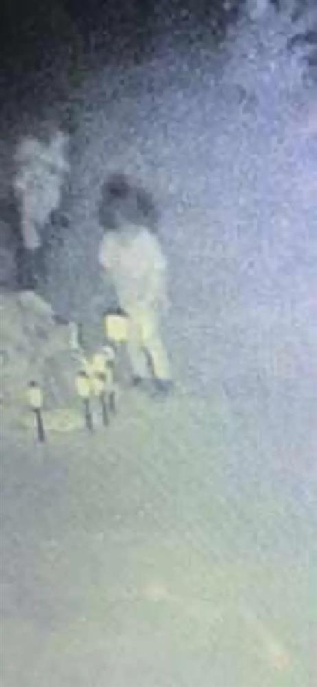 Con gái 2 tuổi bị bạn trai hành hạ đến chết, 2 năm sau mẹ xem camera tại nghĩa trang chôn cất con rồi bật khóc khi thấy cảnh này-3