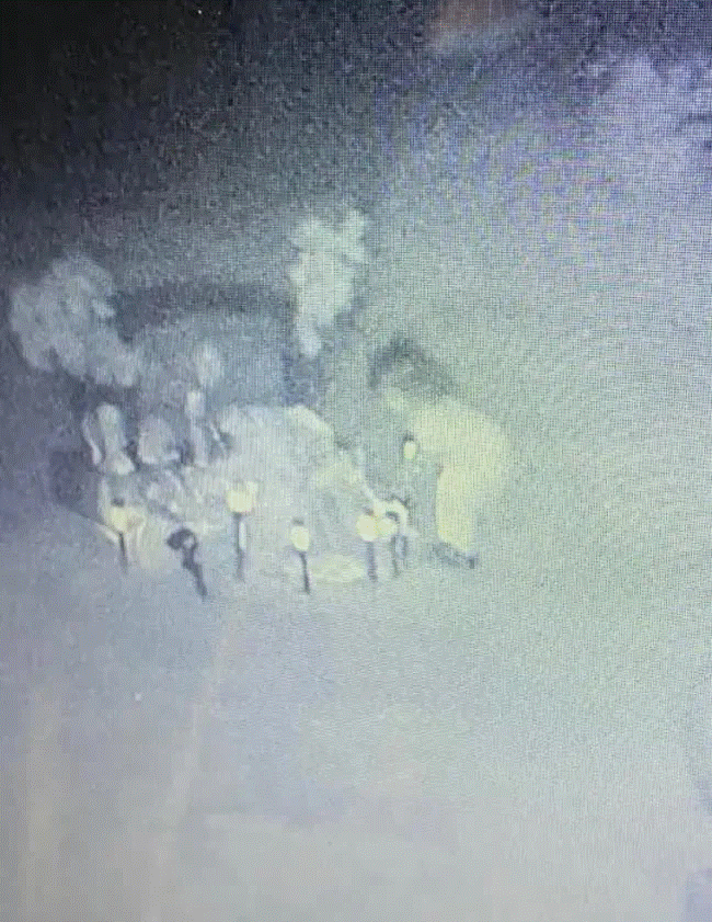 Con gái 2 tuổi bị bạn trai hành hạ đến chết, 2 năm sau mẹ xem camera tại nghĩa trang chôn cất con rồi bật khóc khi thấy cảnh này-4