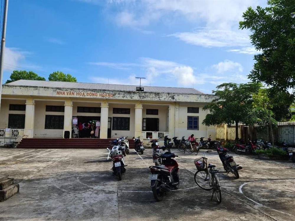 Chưa từng thấy ở Hà Nội, họp chợ bán rau trong nhà văn hoá-1