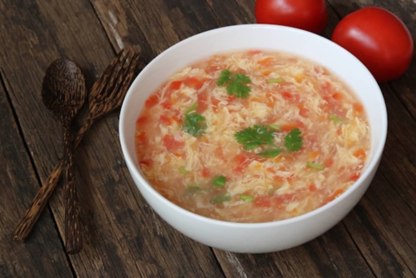 2 bà cháu nhập viện cấp cứu sau khi ăn món canh trứng cà chua, bác sĩ cảnh báo một thói quen nguy hiểm mọi nhà đều mắc-1