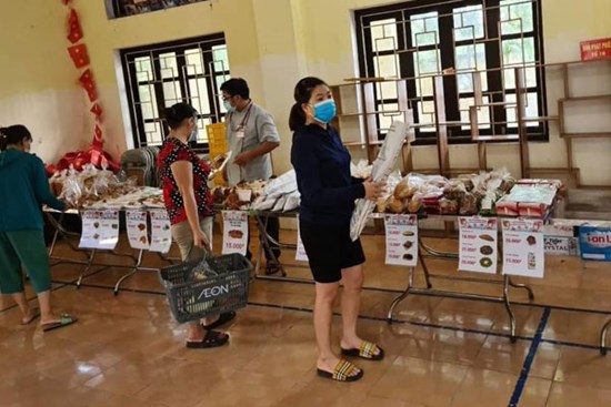 Chưa từng thấy ở Hà Nội, họp chợ bán rau trong nhà văn hoá