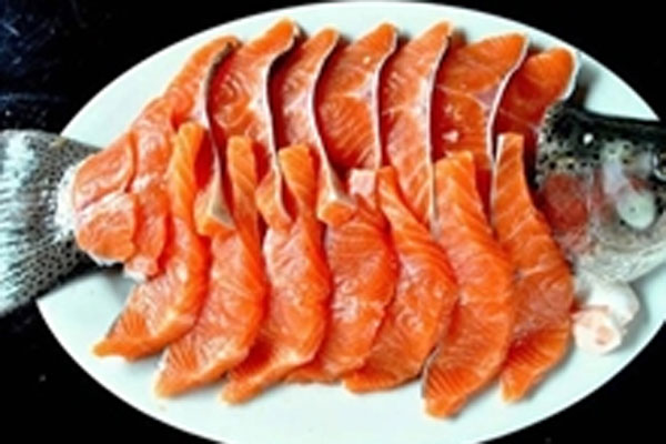 Cá hồi tăng giá kỷ lục, người dân ngại chi tiền mua-3