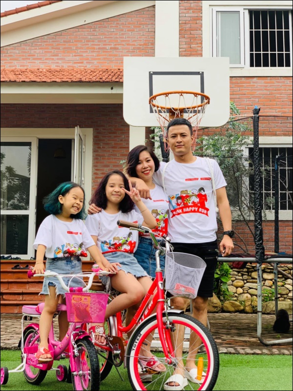 Ngoài khả năng hiếm uốn lưỡi xếp hoa vạn người có một, con gái út nhà Hồng Đăng còn siêu nhí nhố khi nhổ răng tại nhà-1