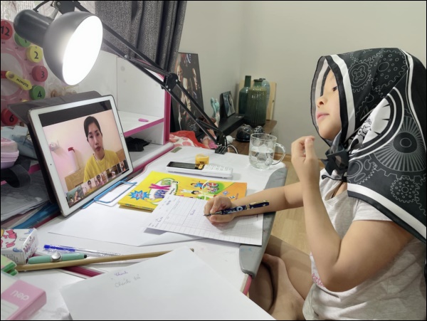 Ngoài khả năng hiếm uốn lưỡi xếp hoa vạn người có một, con gái út nhà Hồng Đăng còn siêu nhí nhố khi nhổ răng tại nhà-4