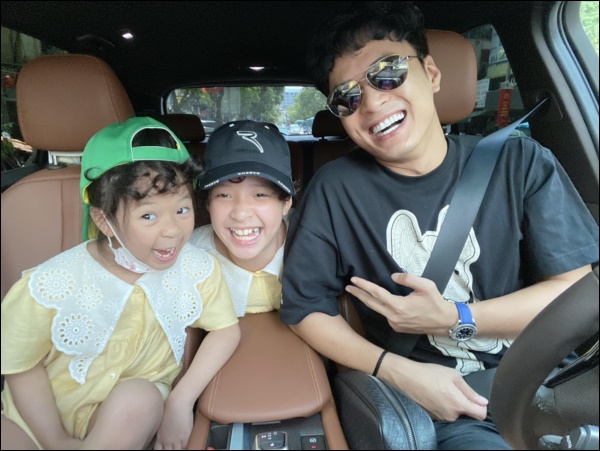 Ngoài khả năng hiếm uốn lưỡi xếp hoa vạn người có một, con gái út nhà Hồng Đăng còn siêu nhí nhố khi nhổ răng tại nhà-5