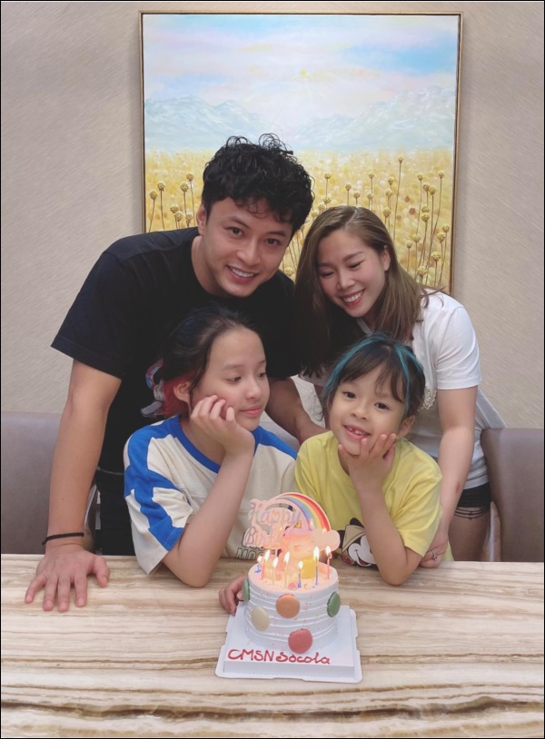 Ngoài khả năng hiếm uốn lưỡi xếp hoa vạn người có một, con gái út nhà Hồng Đăng còn siêu nhí nhố khi nhổ răng tại nhà-7