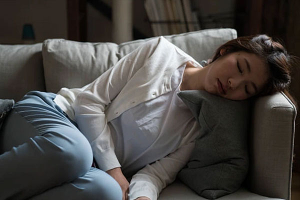 Ôm con ngủ quên đến quá chiều, bị chồng quát cô bỏ kiểu trốn việc đấy đi-1