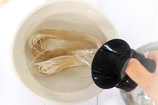 Đừng chỉ ngâm miến với nước nữa, mách bạn mẹo nhỏ chỉ mất 5 phút miến cực ngon, dai dai mà vẫn dễ ăn