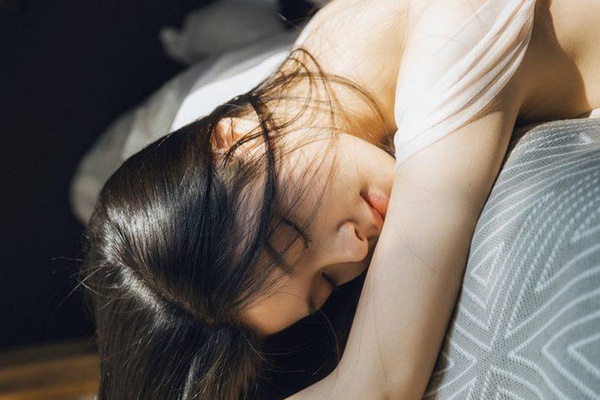 Thấy mẹ đang bị móc túi, bé gái làm ra 1 hành động khôn ngoan, giúp mẹ chặn đứng hành vi của kẻ xấu-2