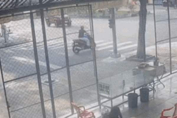 Chưa kịp qua ngã tư, thanh niên đã bị ô tô tông bay