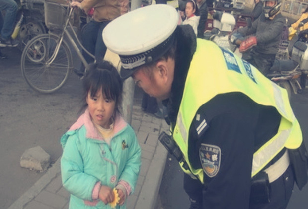 Thấy mẹ đang bị móc túi, bé gái làm ra 1 hành động khôn ngoan, giúp mẹ chặn đứng hành vi của kẻ xấu-1