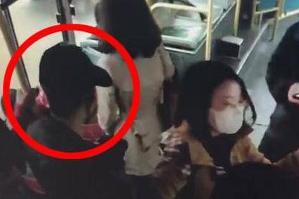 Mẹ ngủ dậy choáng váng phát hiện bị con cạo mất nửa đầu, nguyên nhân đằng sau khiến cô mếu máo cười ra nước mắt-4