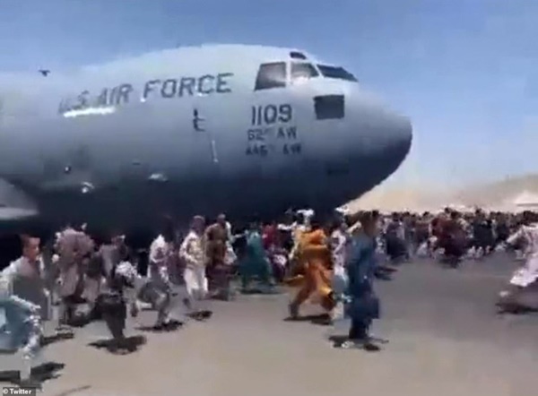 Clip kinh hoàng: Người tị nạn Afghanistan tự trói mình vào máy bay, bị gió mạnh quăng quật giữa không trung-5