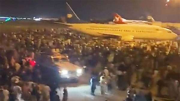 Clip kinh hoàng: Người tị nạn Afghanistan tự trói mình vào máy bay, bị gió mạnh quăng quật giữa không trung-3