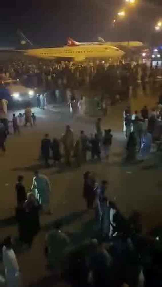 Clip kinh hoàng: Người tị nạn Afghanistan tự trói mình vào máy bay, bị gió mạnh quăng quật giữa không trung-2