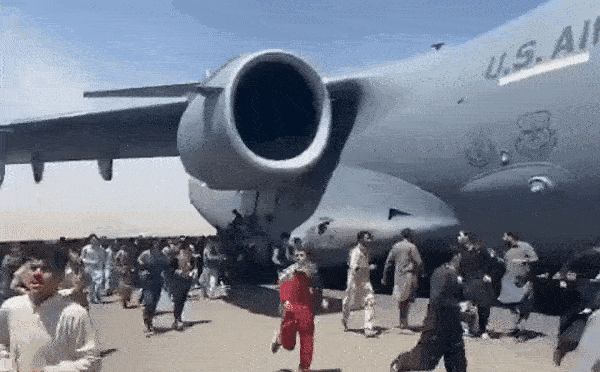 Clip kinh hoàng: Người tị nạn Afghanistan tự trói mình vào máy bay, bị gió mạnh quăng quật giữa không trung-1