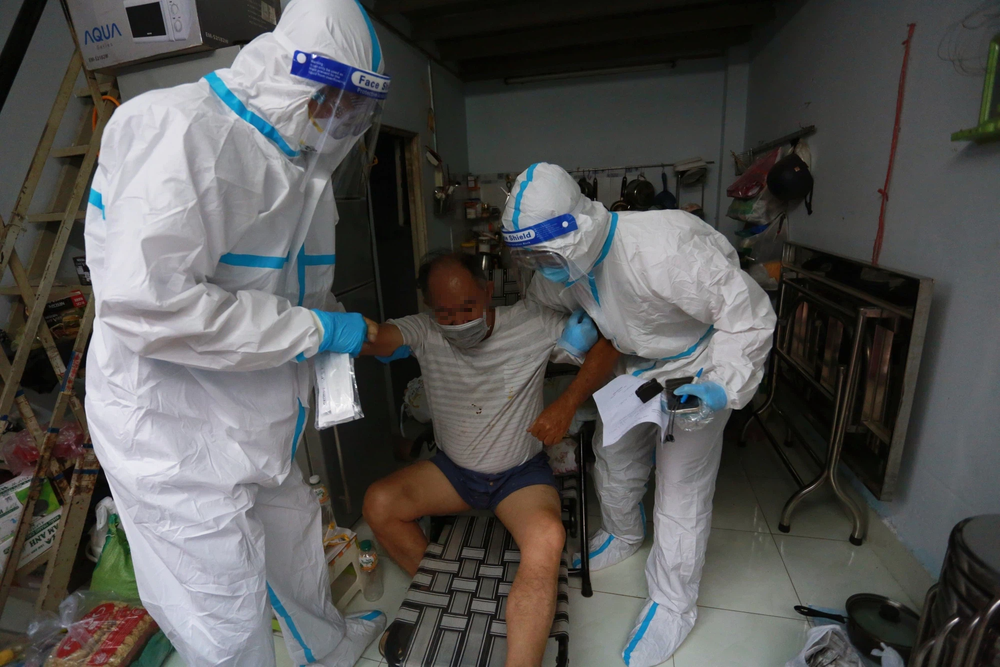 Biệt đội chạy đua với tử thần: Người thân mất vì Covid-19, chỉ khóc một chút rồi tiếp tục chở F0 đi cấp cứu-4