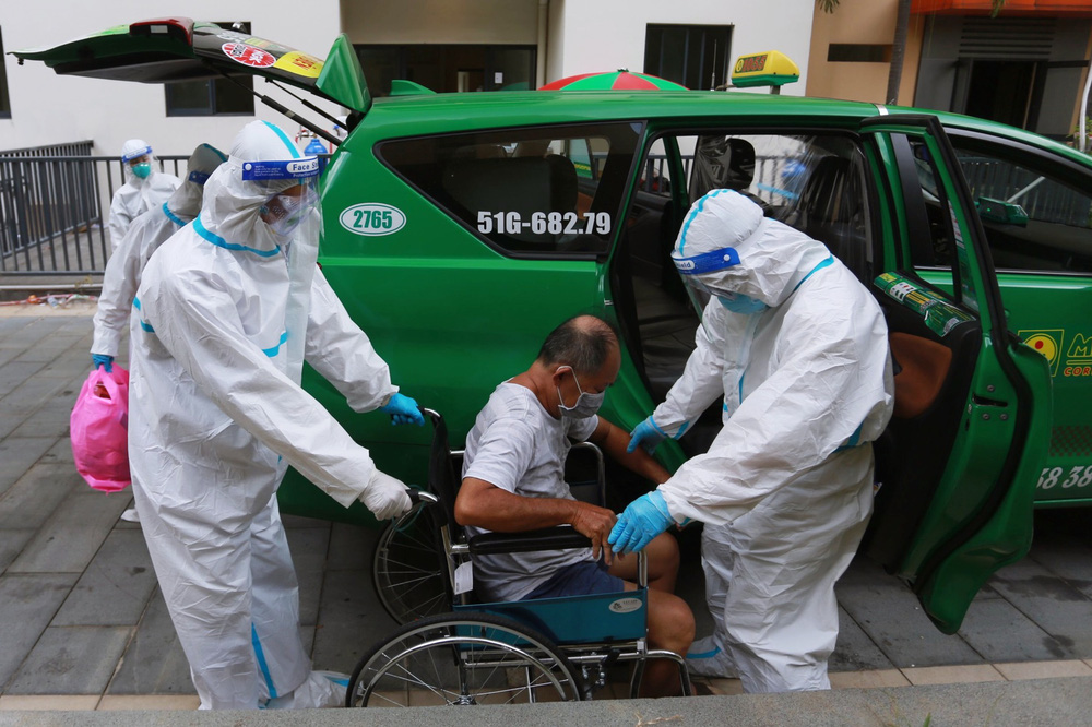 Biệt đội chạy đua với tử thần: Người thân mất vì Covid-19, chỉ khóc một chút rồi tiếp tục chở F0 đi cấp cứu-5