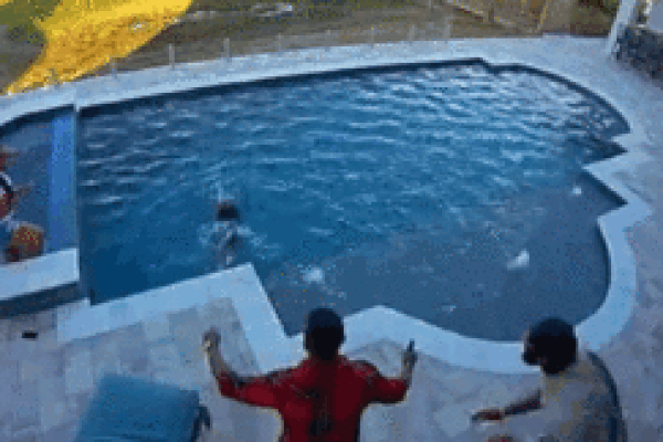 Chàng què ngồi xe lăn gặp tình huống nguy hiểm và phản ứng khiến tất cả ngỡ ngàng-1