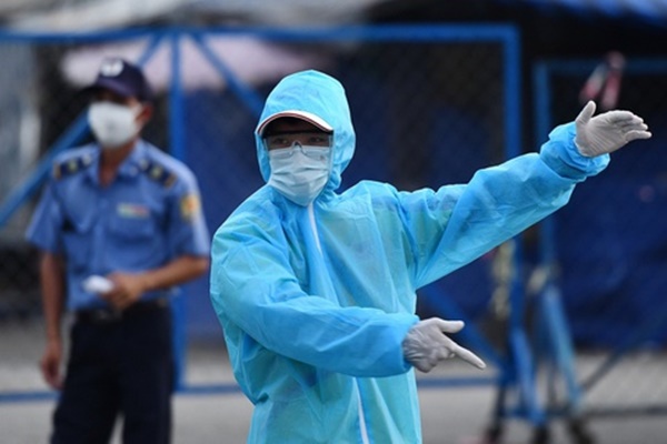 F0 điều trị tại nhà trở nặng, làm gì trong lúc chờ y tế?-2