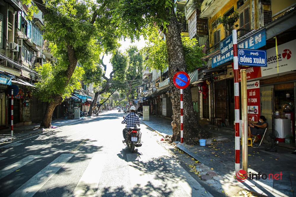 Phố Hàng Mã vắng lặng mùa Vu lan, một vài tiệm hé cửa bán-1