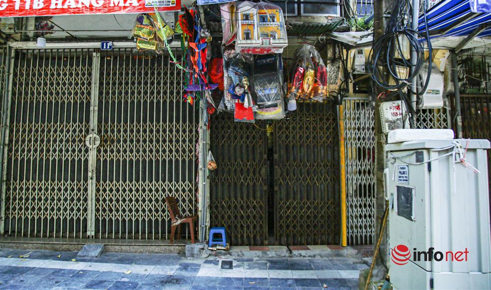 Phố Hàng Mã vắng lặng mùa Vu lan, một vài tiệm hé cửa bán-10