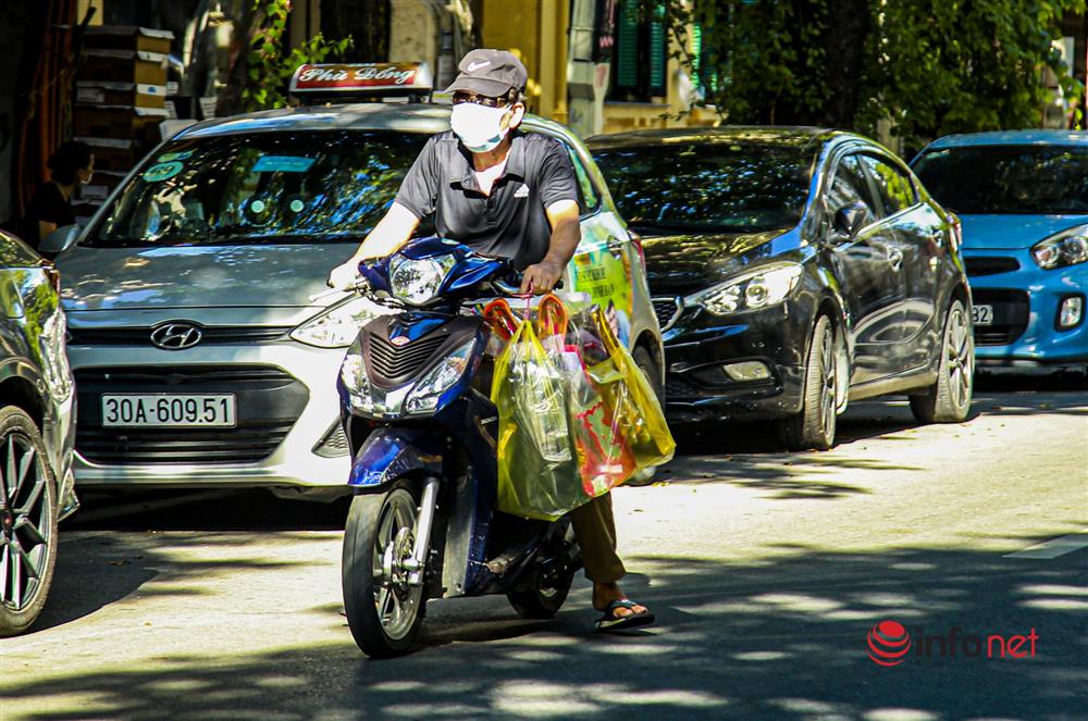 Phố Hàng Mã vắng lặng mùa Vu lan, một vài tiệm hé cửa bán-11