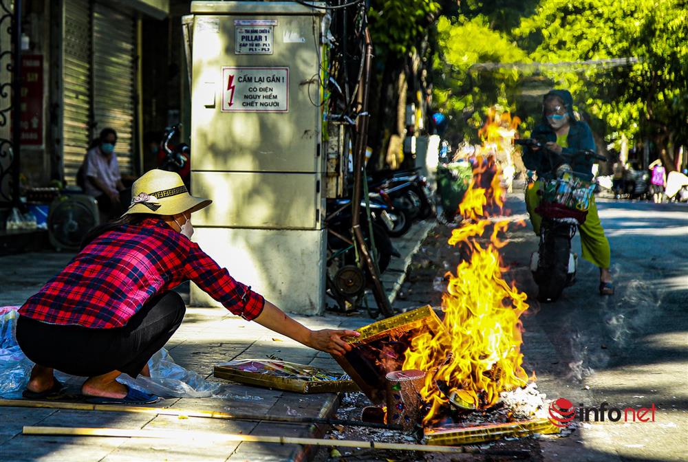 Phố Hàng Mã vắng lặng mùa Vu lan, một vài tiệm hé cửa bán-12