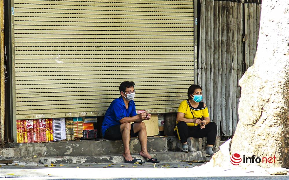 Phố Hàng Mã vắng lặng mùa Vu lan, một vài tiệm hé cửa bán-2