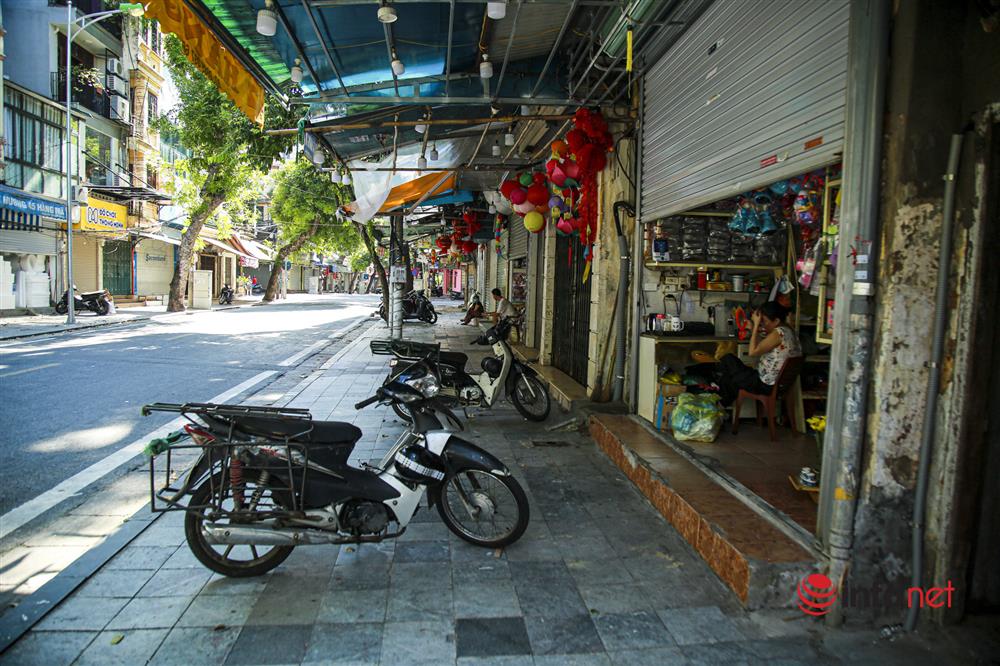 Phố Hàng Mã vắng lặng mùa Vu lan, một vài tiệm hé cửa bán-3