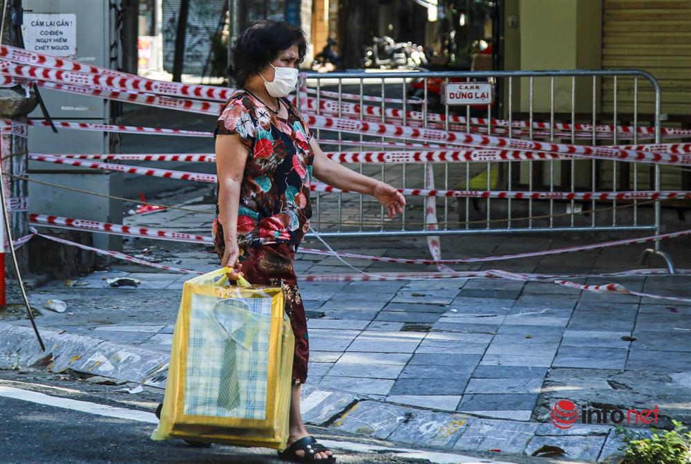 Phố Hàng Mã vắng lặng mùa Vu lan, một vài tiệm hé cửa bán-4