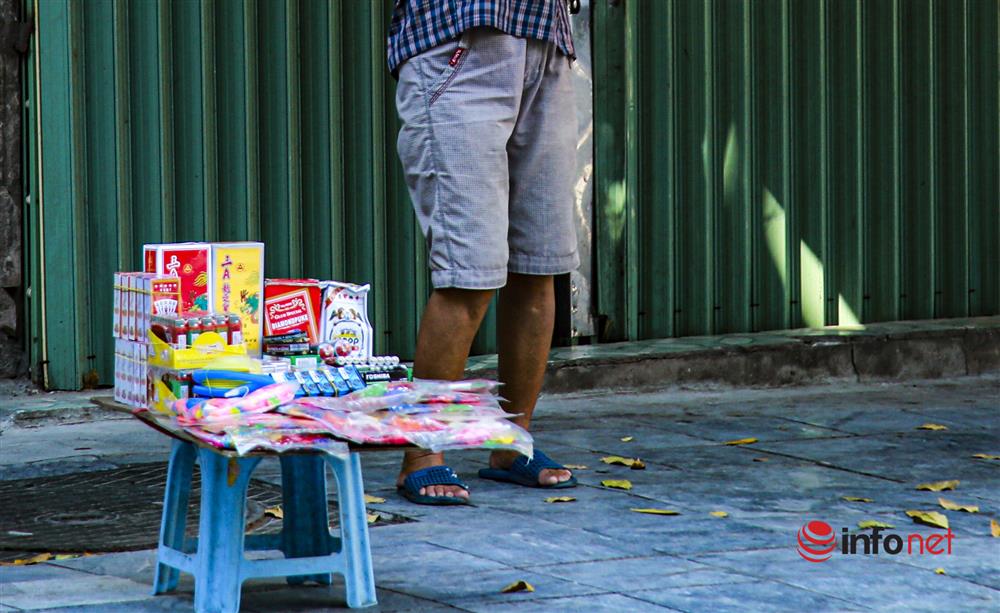 Phố Hàng Mã vắng lặng mùa Vu lan, một vài tiệm hé cửa bán-7