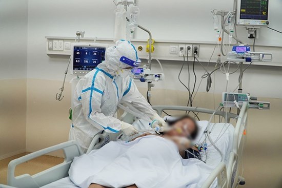 F0 điều trị tại nhà trở nặng, làm gì trong lúc chờ y tế?