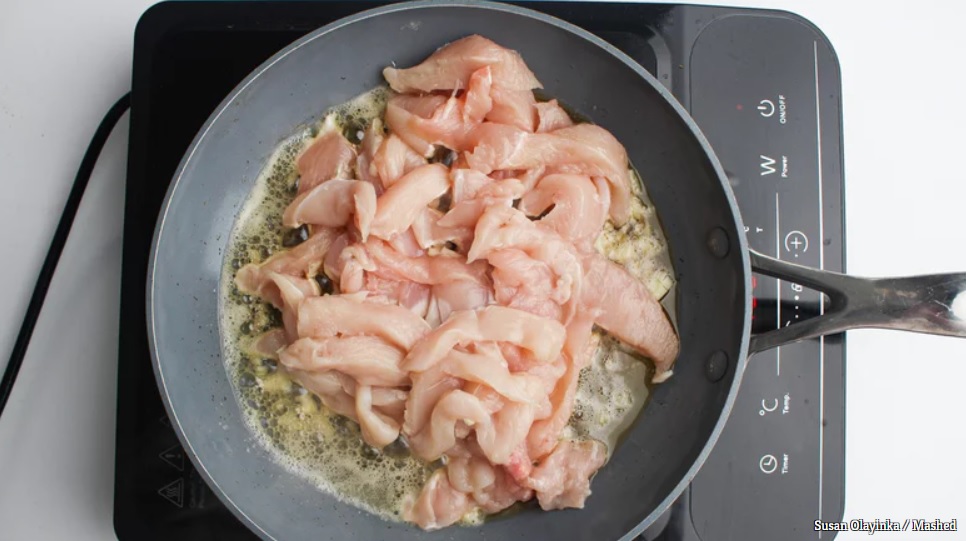 Gà xào hạt điều, món ăn cực tốt cho sức khỏe những ngày giãn cách-3