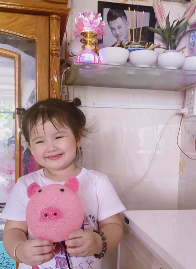 Con gái cố NS Vân Quang Long hồn nhiên mừng sinh nhật 3 tuổi, xót xa vì thiếu đi 1 điều sau 8 tháng bố qua đời-7