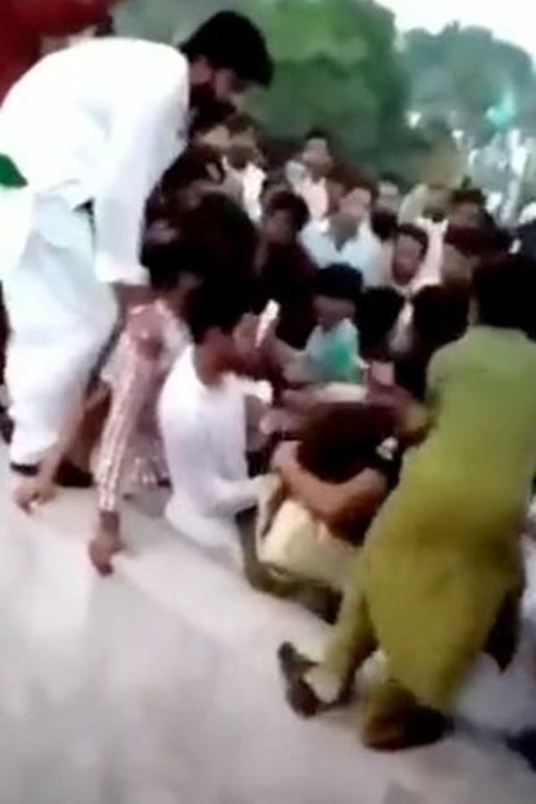 Cô gái bị 400 người đàn ông xé quần áo và đánh đập: Đoạn clip hiện trường khiến dân mạng kinh hãi tột độ-1