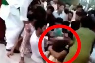 Cô gái bị 400 người đàn ông xé quần áo và đánh đập: Đoạn clip hiện trường khiến dân mạng kinh hãi tột độ