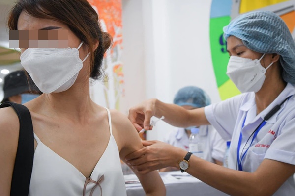 Sau khi tiêm vắc xin phòng COVID-19 cần dõi bao lâu để biết đã an toàn, không còn phản ứng nghiêm trọng?-1