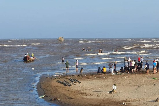 Nam Định: 3 giáo viên bị sóng biển cuốn trôi, tìm thấy thi thể 2 nạn nhân