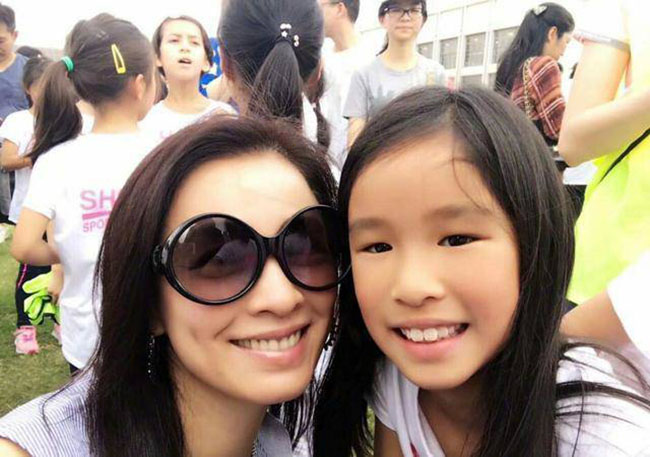 Từng bị chê cười là mẹ công con quạ”, con gái mỹ nhân Trương Đình giờ ra sao?-5