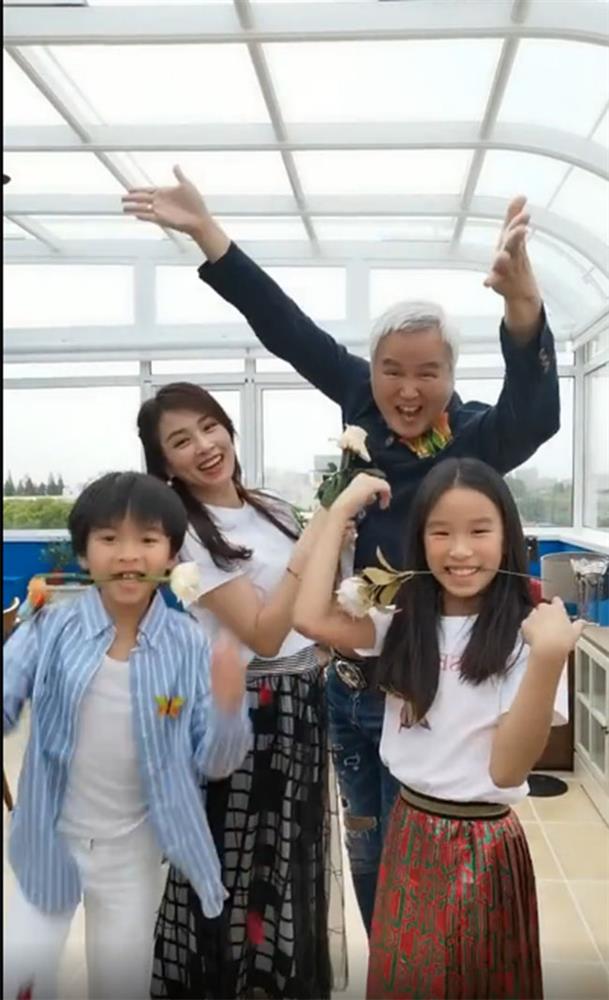 Từng bị chê cười là mẹ công con quạ”, con gái mỹ nhân Trương Đình giờ ra sao?-10