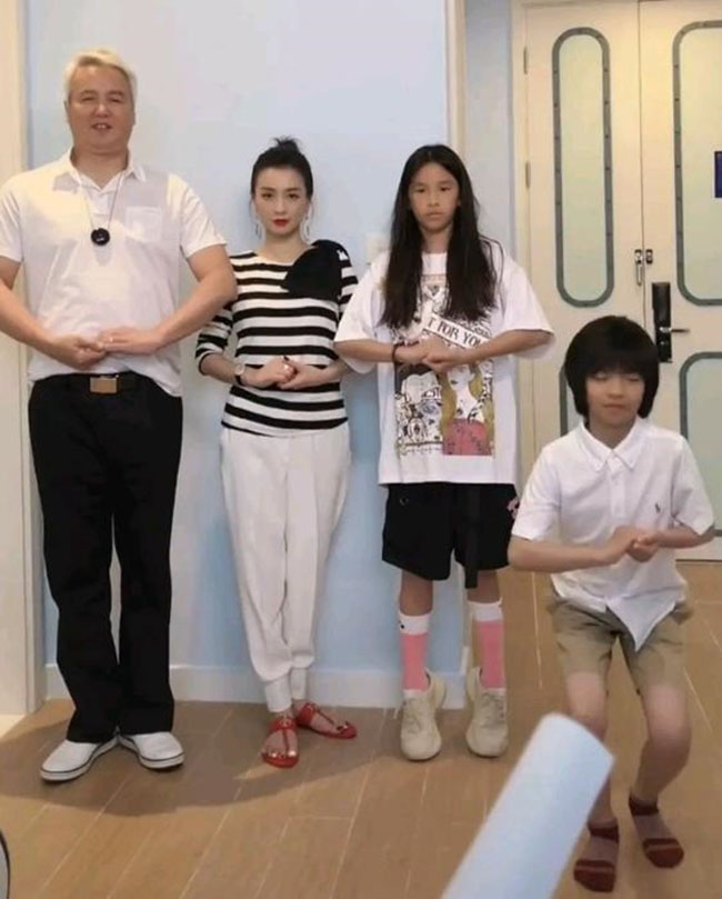 Từng bị chê cười là mẹ công con quạ”, con gái mỹ nhân Trương Đình giờ ra sao?-17