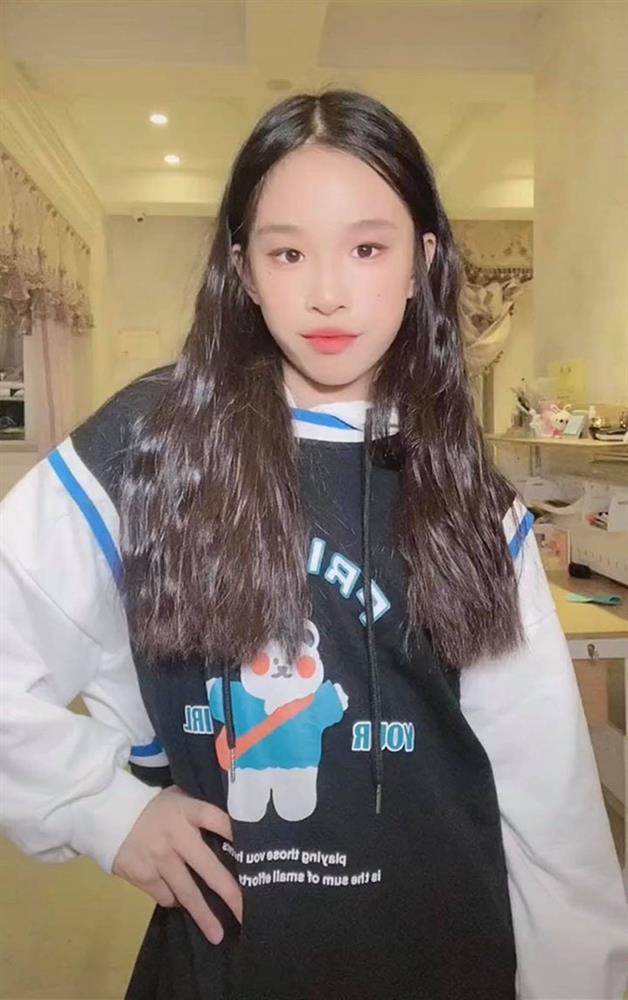 Từng bị chê cười là mẹ công con quạ”, con gái mỹ nhân Trương Đình giờ ra sao?-12