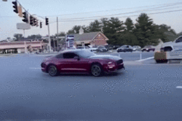 Trổ tài drift xe trên phố, tài xế gây tai nạn rồi bỏ chạy