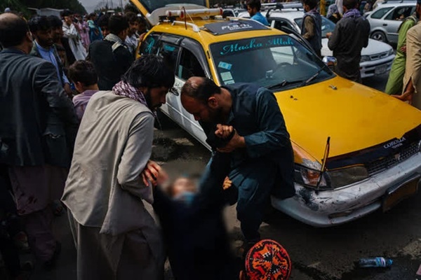 Những bà mẹ Afghanistan tuyệt vọng ném con qua rào chắn, xin người ta đưa chúng đi thật xa: Quặn lòng ánh mắt những đứa trẻ tìm mẹ-5