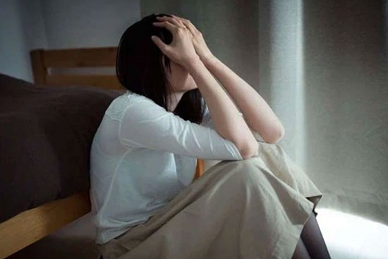 Đi chợ về thấy chồng bị chảy máu chân, tôi vội vàng kiểm tra thì phát hiện ngay cảnh tượng đáng buồn ở ban công